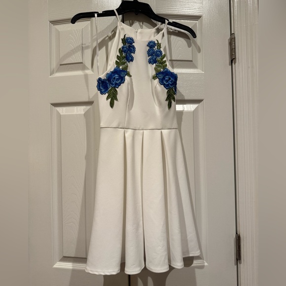 B Darlin Elegant white dress , fit and flare with blue appliqué. EUC . SZ 0 - Picture 1 of 9